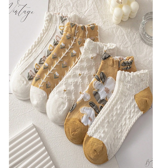 Cozy Pastel Floral Print Textured Ankle Socks Set - 8 pairs - Picture 2 of 3